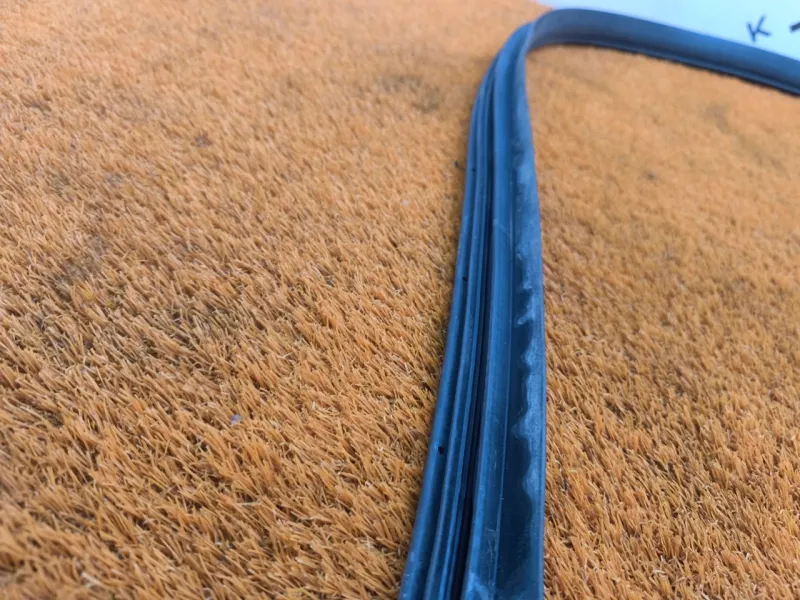 Уплотнитель проема двери