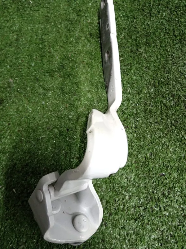 Петля двери багажника