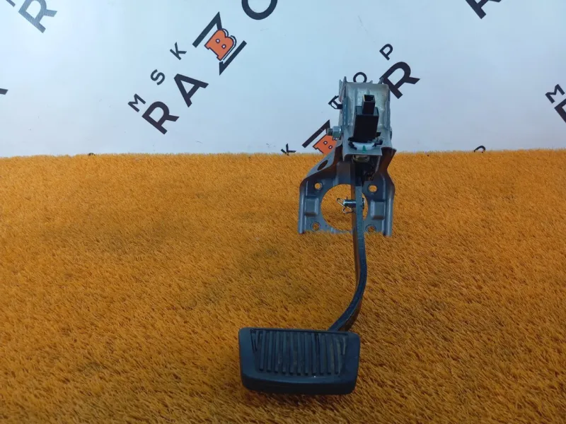 Педаль тормоза