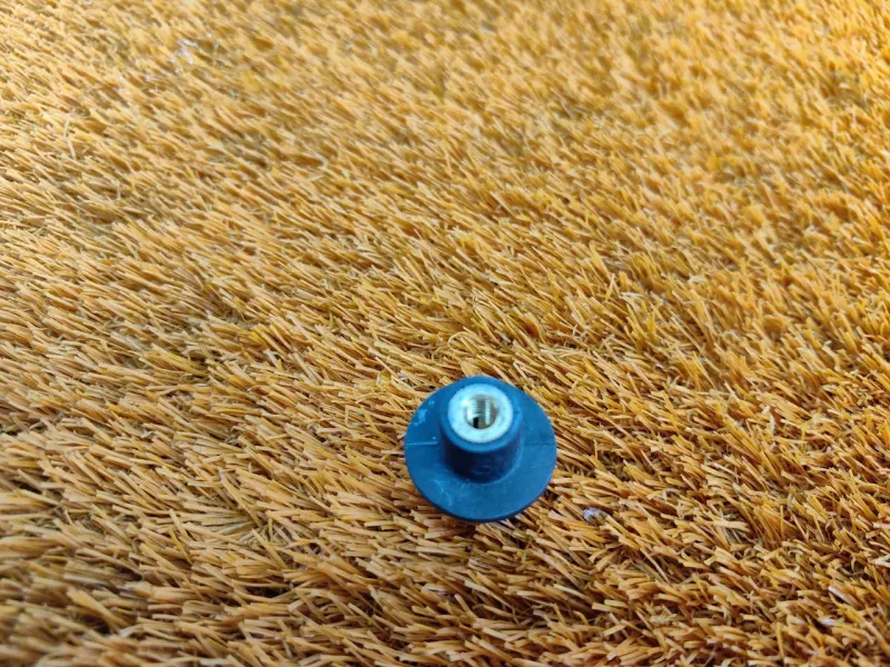 Болт двигателя