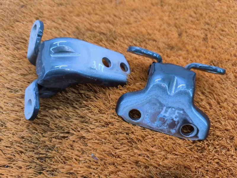 Петля двери