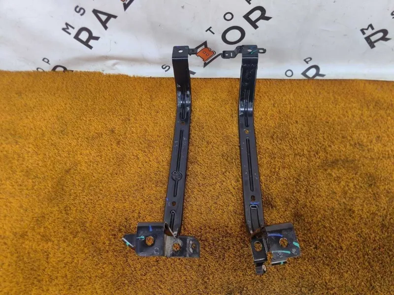 Крепление топливного бака