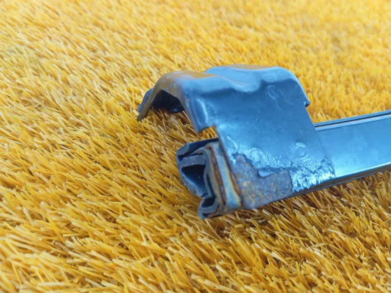 Направляющая стекла двери