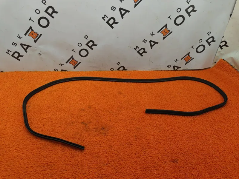 Уплотнитель капота