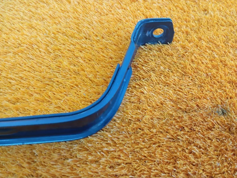 Крепление топливного бака