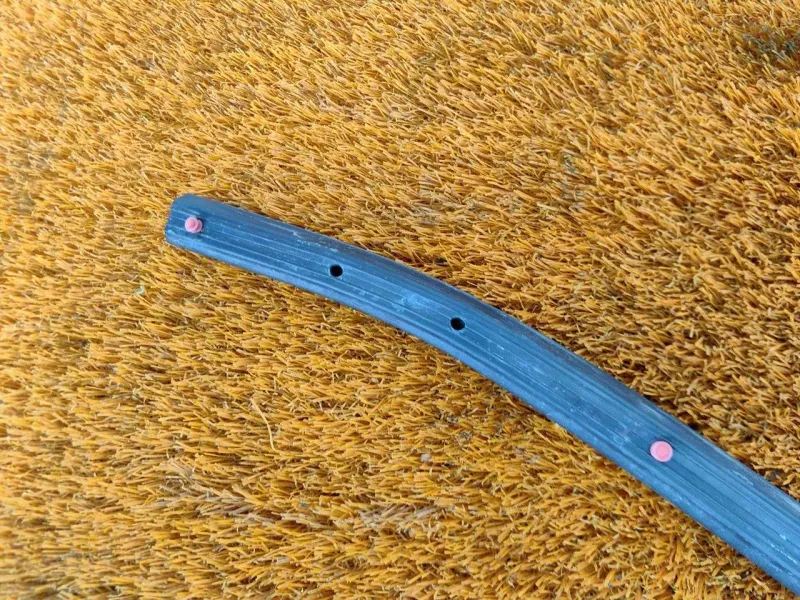 Уплотнитель капота