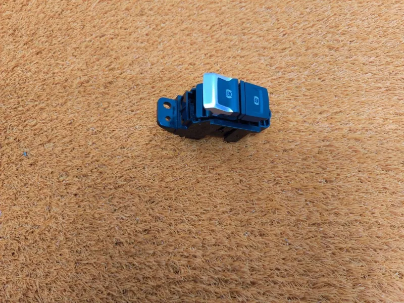 Кнопка стояночного тормоза