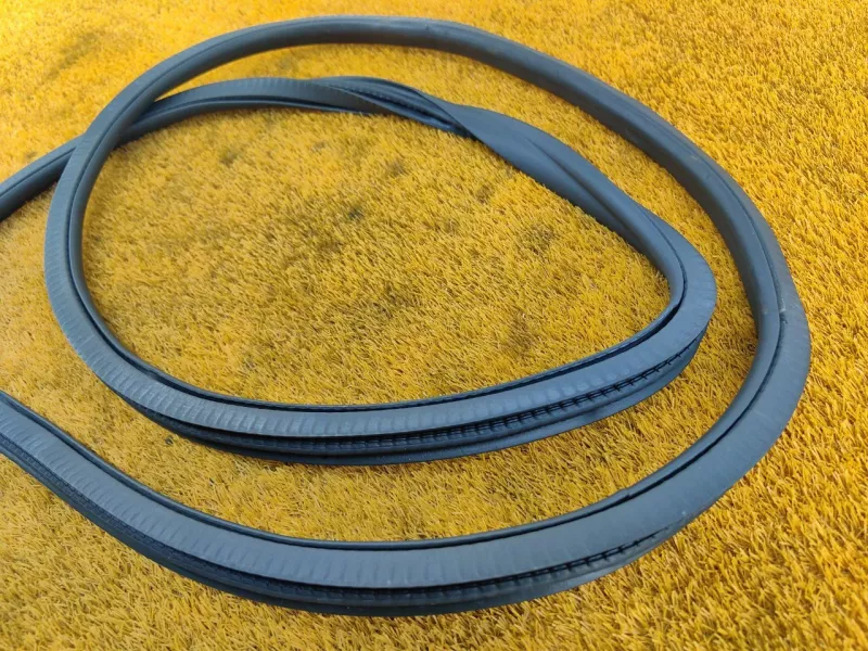 Уплотнитель проема двери