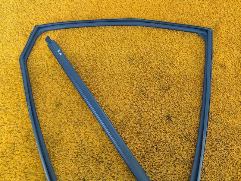 Уплотнитель стекла двери