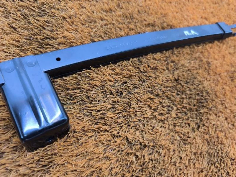 Направляющая стекла двери