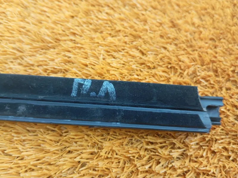 Уплотнитель стекла двери