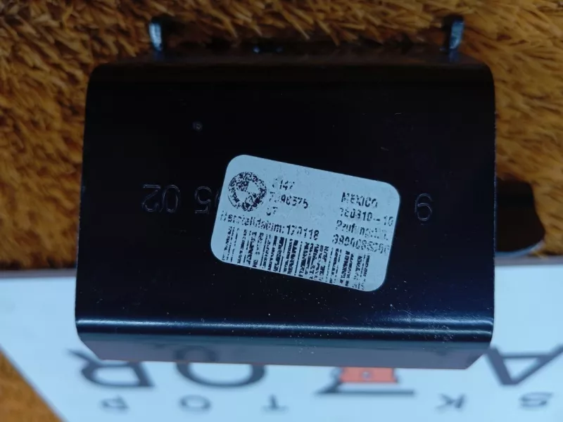 Кронштейн шторки багажника