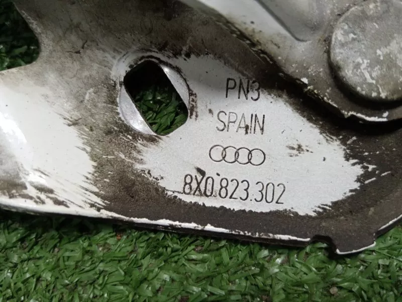 Петля капота