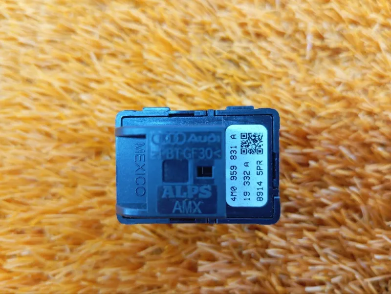 Кнопка открывания багажника