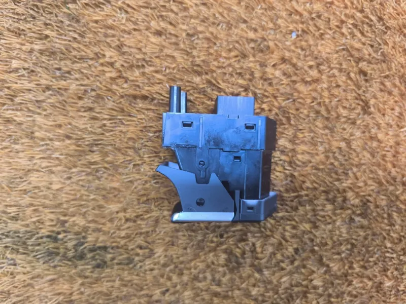 Кнопка стояночного тормоза