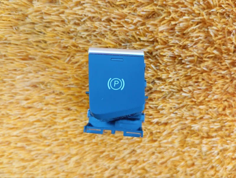 Кнопка стояночного тормоза