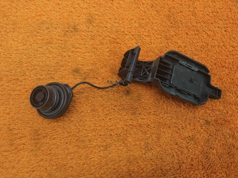 Лючок топливного бака