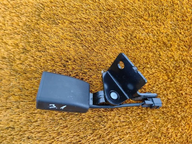 Ответная часть ремня безопасности