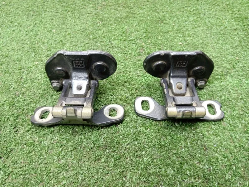 Петля крышки багажника