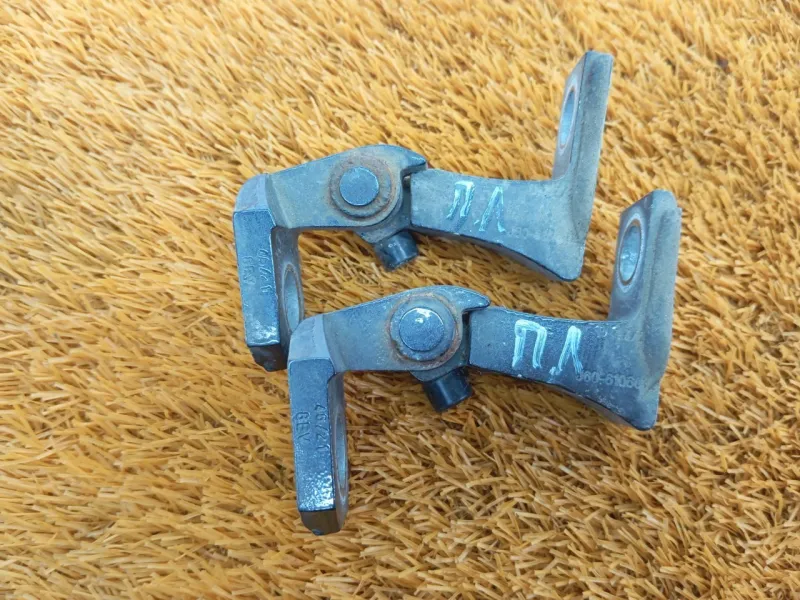 Петля двери