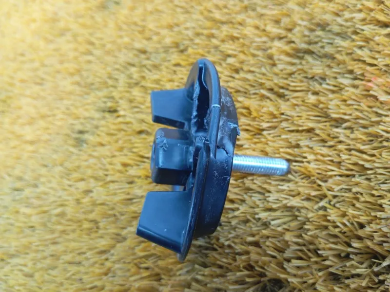 Болт крепления запасного колеса