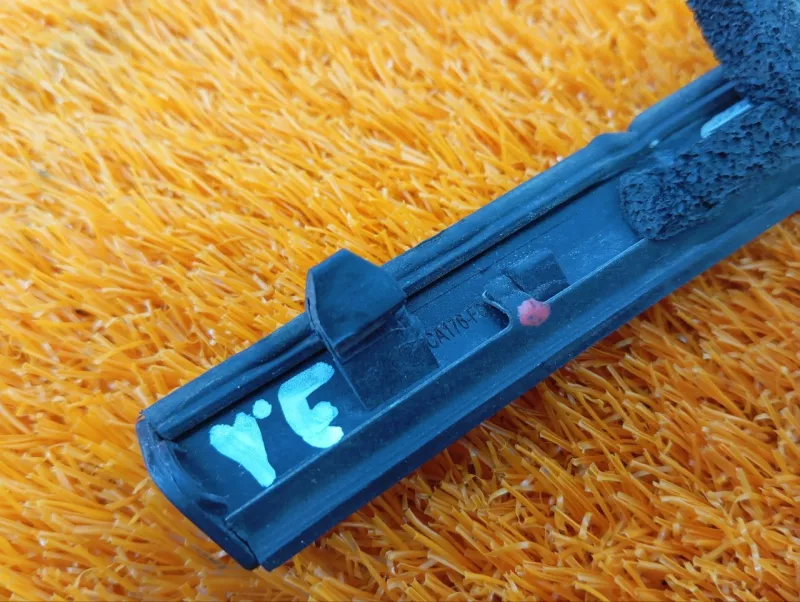 Уплотнитель стекла двери