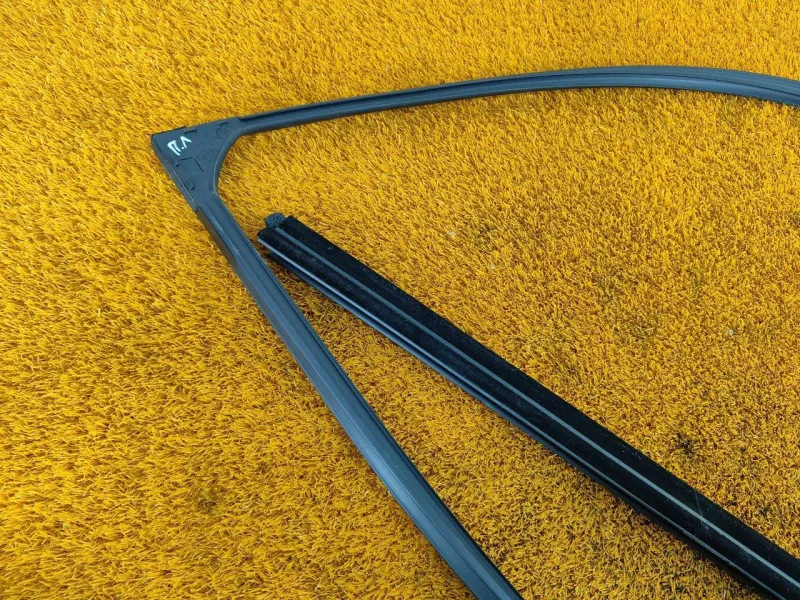 Уплотнитель стекла двери