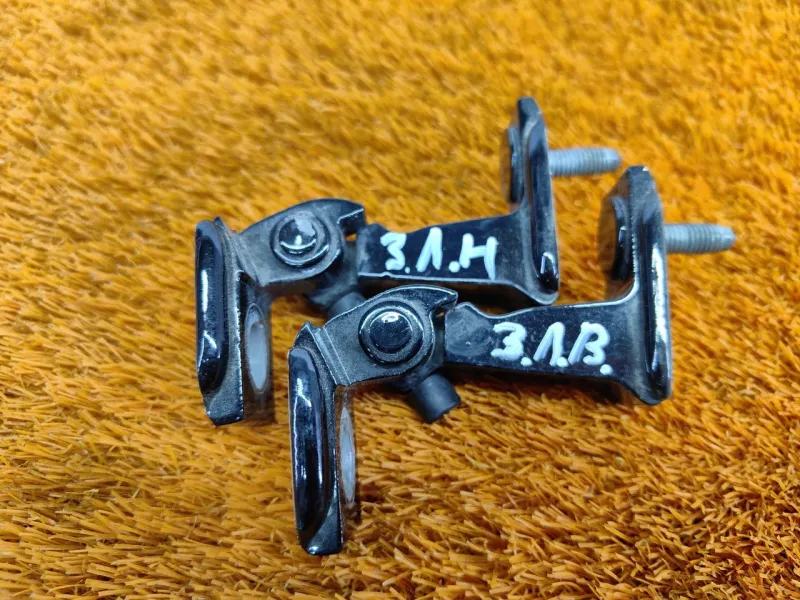 Петля двери