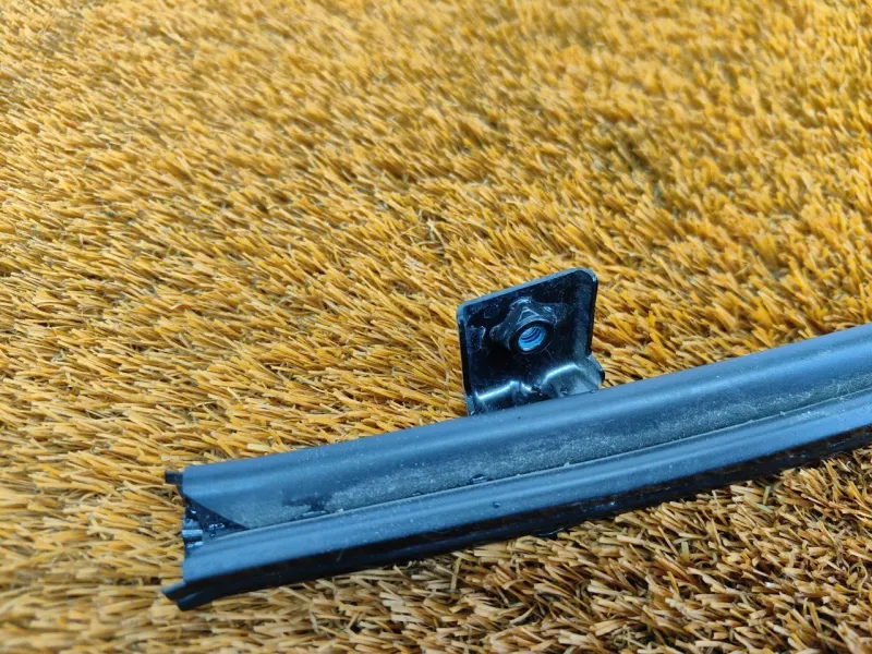 Направляющая стекла двери