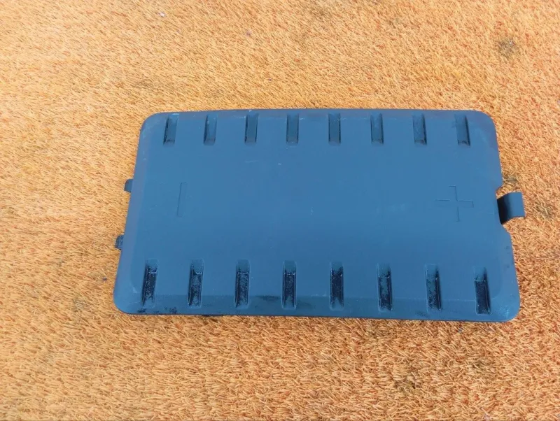 Крышка короба аккумулятора