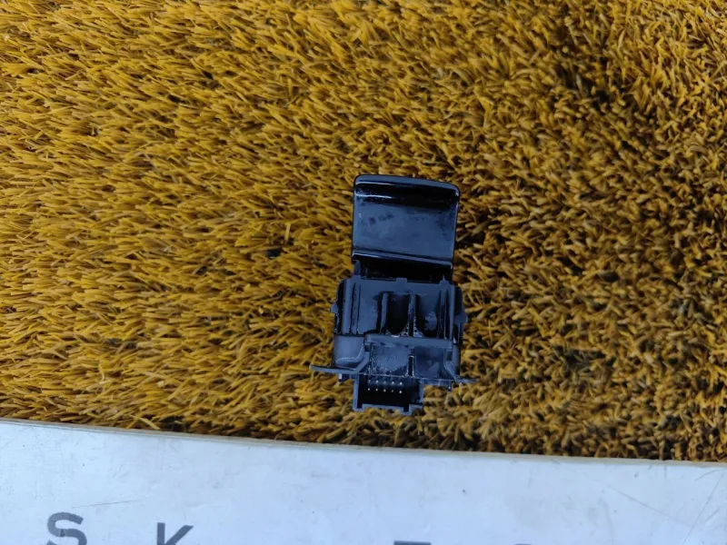 Кнопка стояночного тормоза