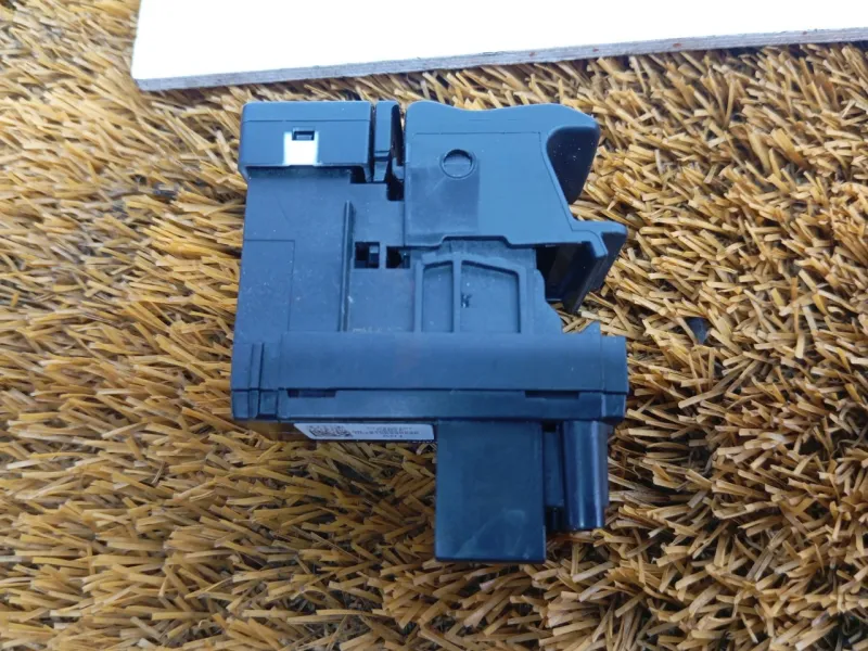 Кнопка стояночного тормоза