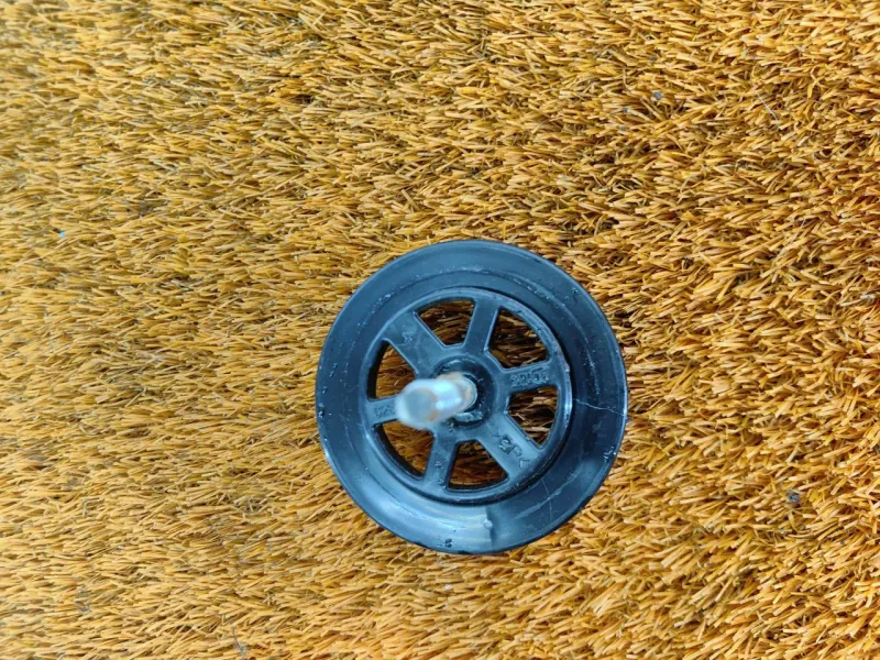 Болт крепления запасного колеса