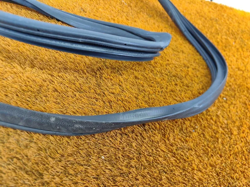 Уплотнитель проема двери