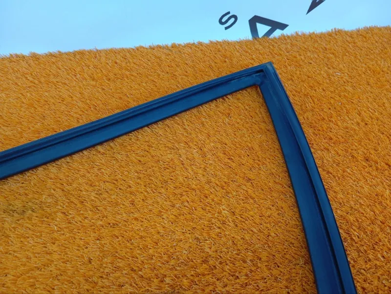 Уплотнитель стекла двери