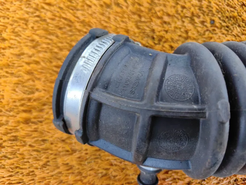 Патрубок воздушного фильтра