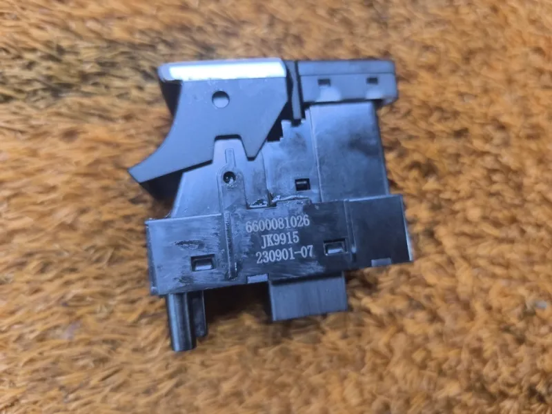 Кнопка стояночного тормоза