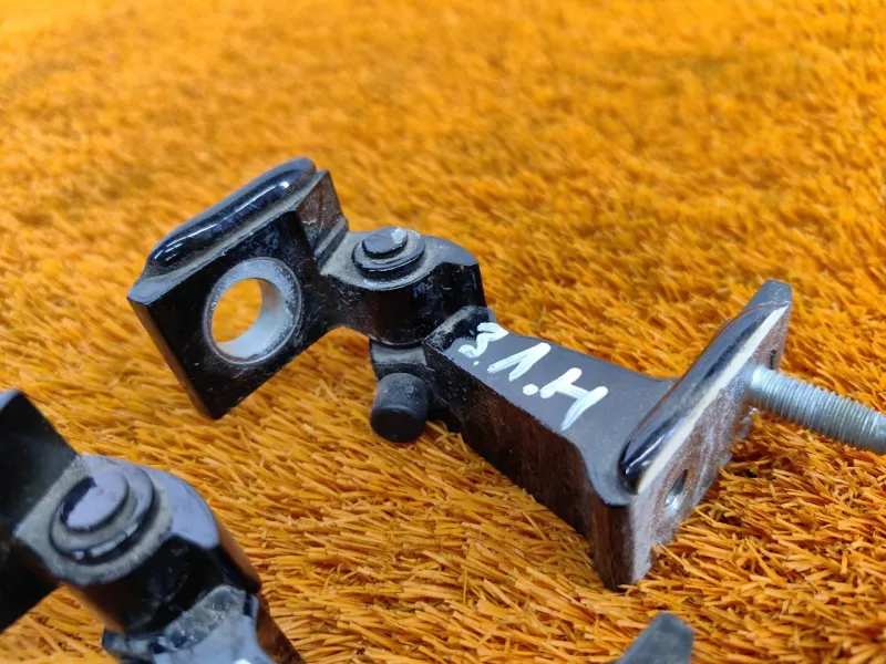 Петля двери