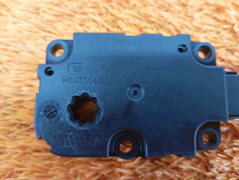 Сервопривод заслонок печки