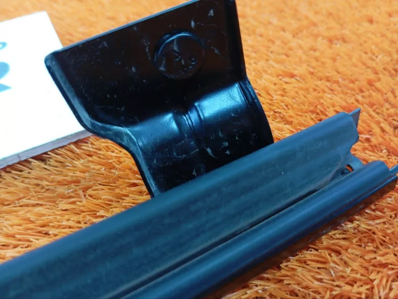 Направляющая стекла двери