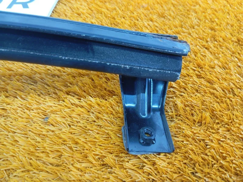 Направляющая стекла двери