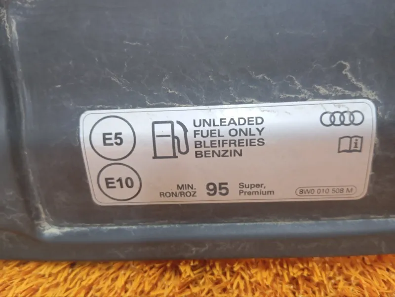 Лючок топливного бака