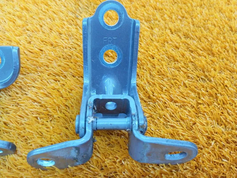 Петля двери