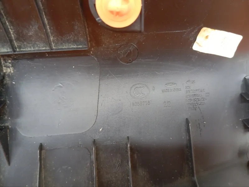 Обшивка крышки багажника