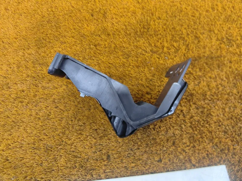 Крепление аккумулятора