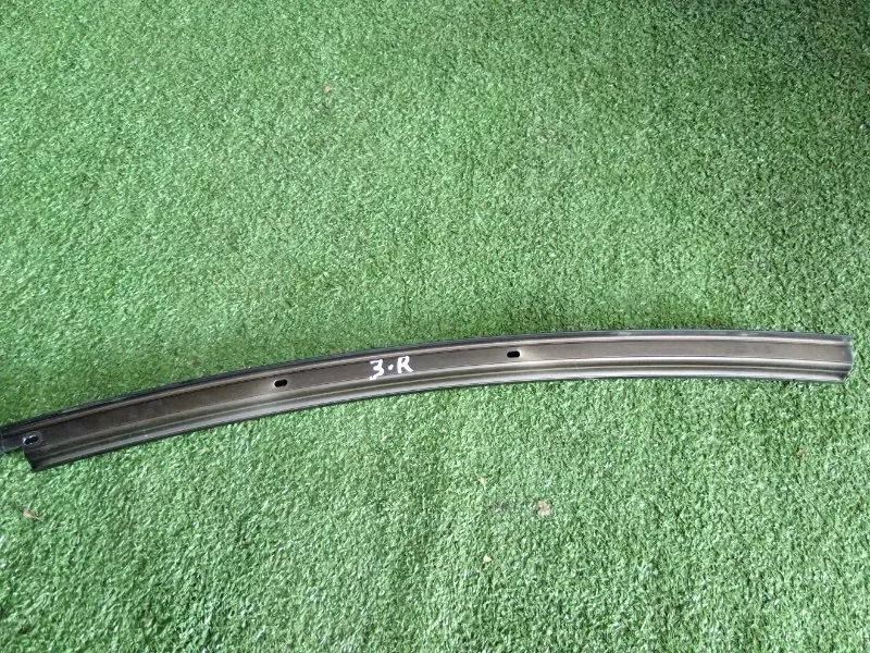 Направляющая стекла двери