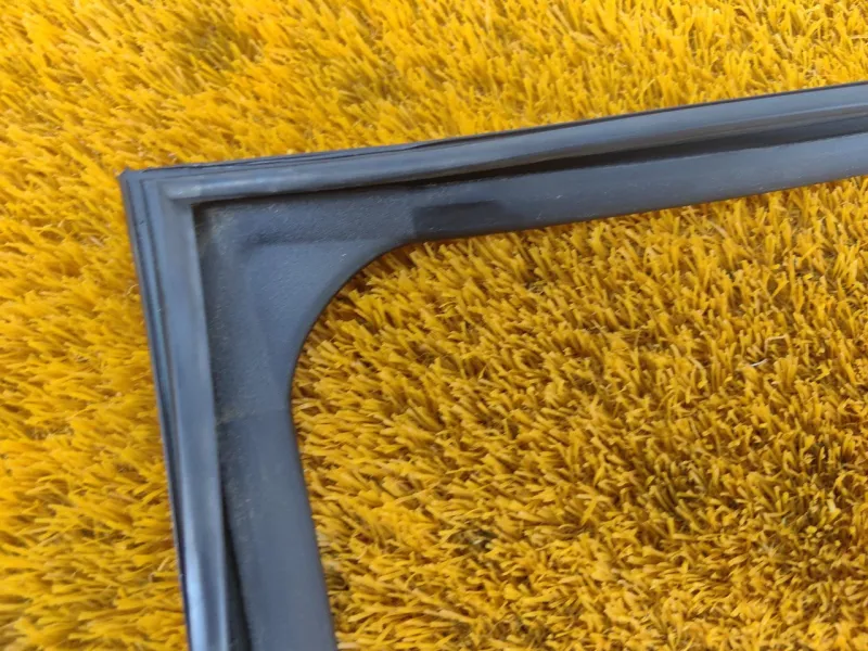 Уплотнитель стекла двери