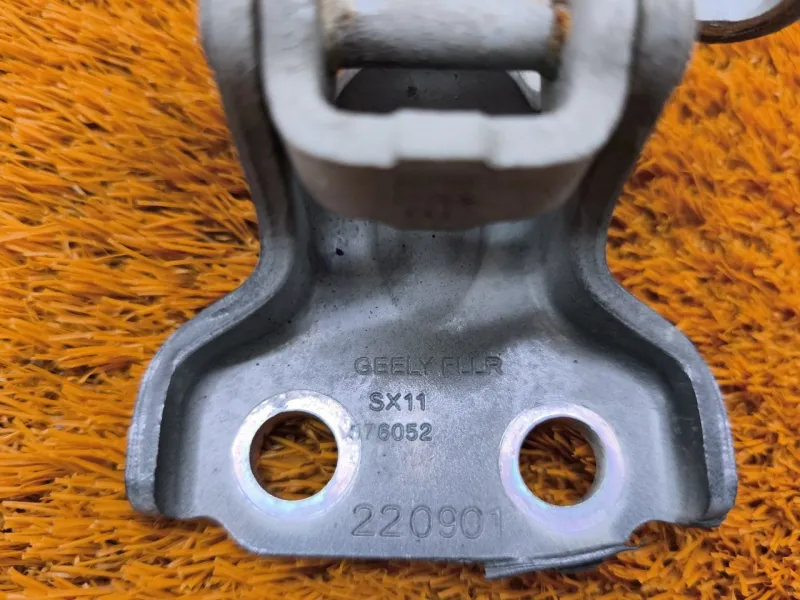 Петля двери