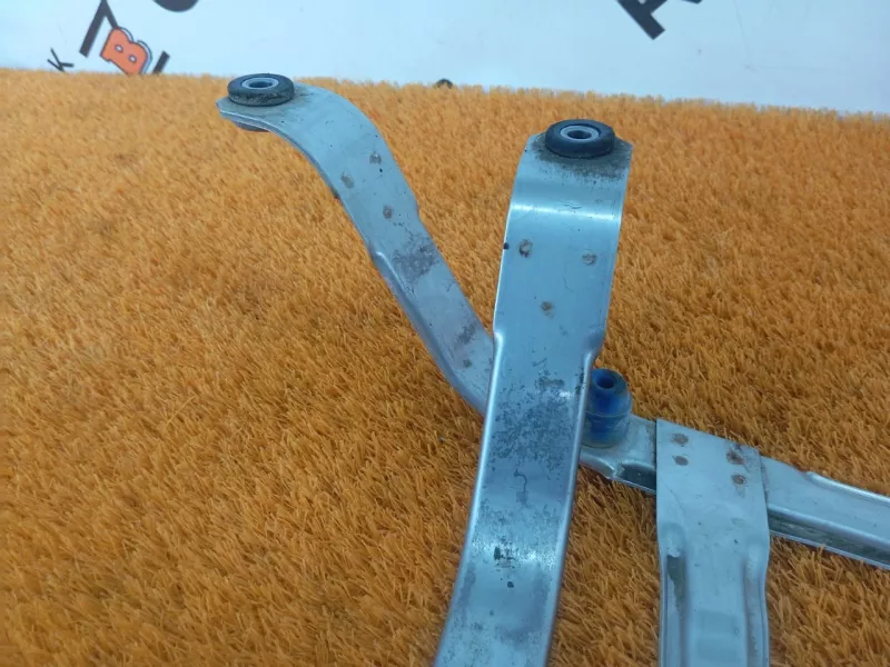 Крепление топливного бака