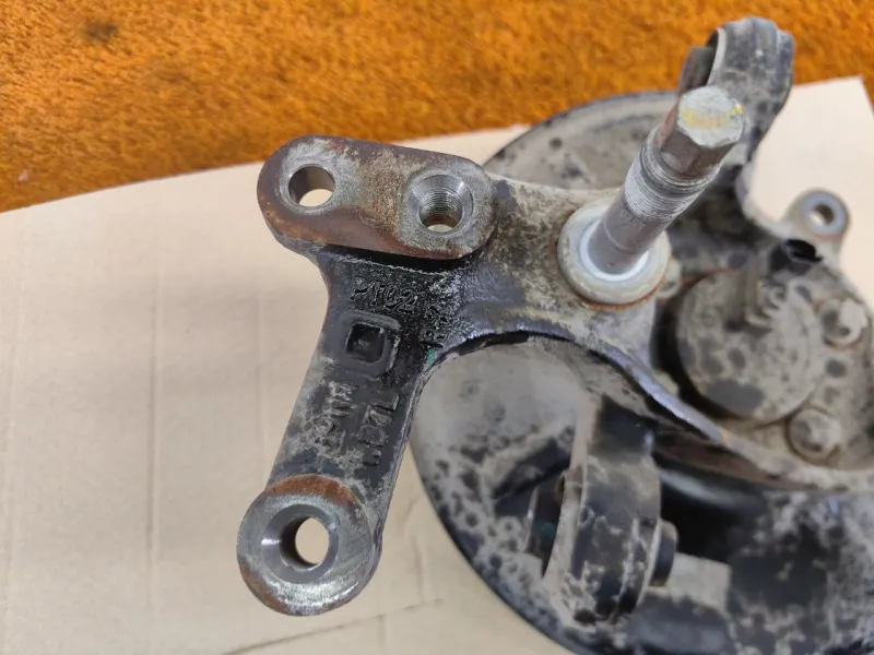 Кулак поворотный